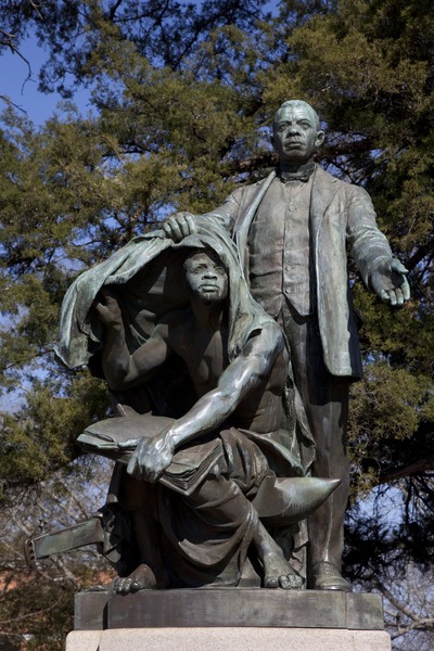 Statue_of_Booker_T._Washington__Lifting_the_Veil_of_Ignorance,__by_Charles_Keck_located_at_Tuskegee_University_in_Tuskegee,_Alabama_LCCN2010637782.tif